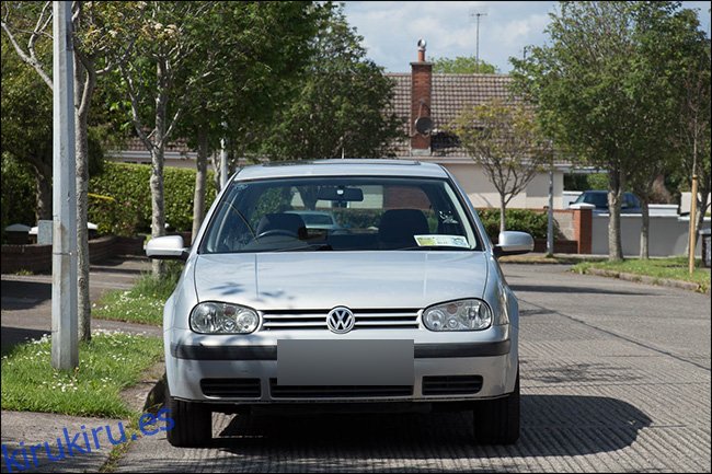 Vista frontal de un vehículo Volkswagen tomada con un teleobjetivo.