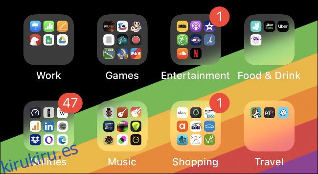 Carpetas de aplicaciones en una pantalla de inicio de iOS organizadas por tipo.