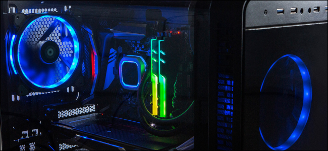 El interior de una PC para juegos con iluminación azul, amarilla y RGB en sus componentes.