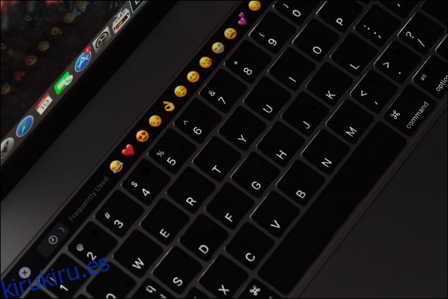 Un teclado MacBook Pro retroiluminado con barra táctil.