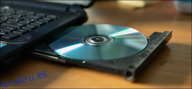 Un CD en la bandeja de una unidad de DVD-R de computadora portátil.