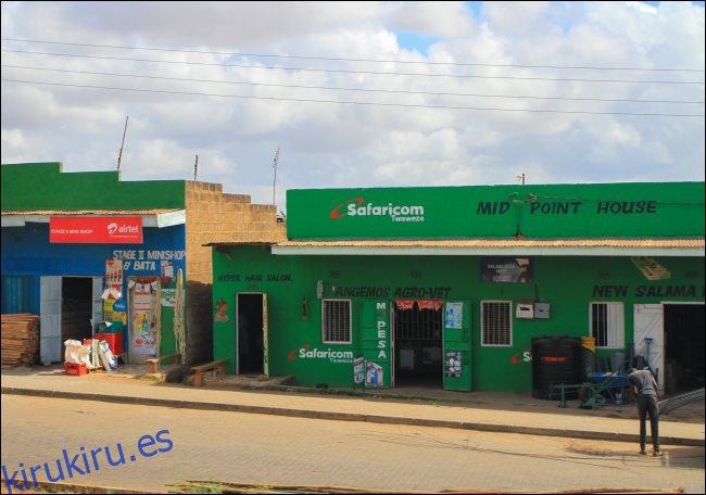 Una tienda de Safaricom con un cartel de M-Pesa en Kenia.
