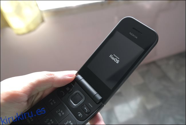 Un teléfono plegable Nokia 2720 con KaiOS.