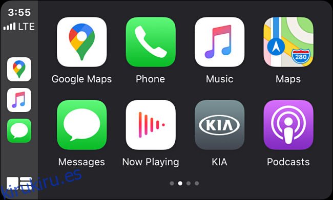 Iconos de aplicaciones en Apple CarPlay en una pantalla de información y entretenimiento en un vehículo.