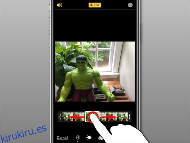 Use su dedo para seleccionar una foto clave en la tira de película en Fotos en el iPhone.