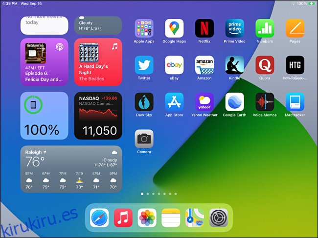 La pantalla de inicio de iPadOS 14 con los widgets Today View visibles.