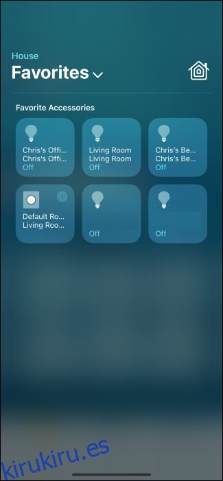 El Centro de control de iPhone que muestra los dispositivos domésticos inteligentes favoritos.