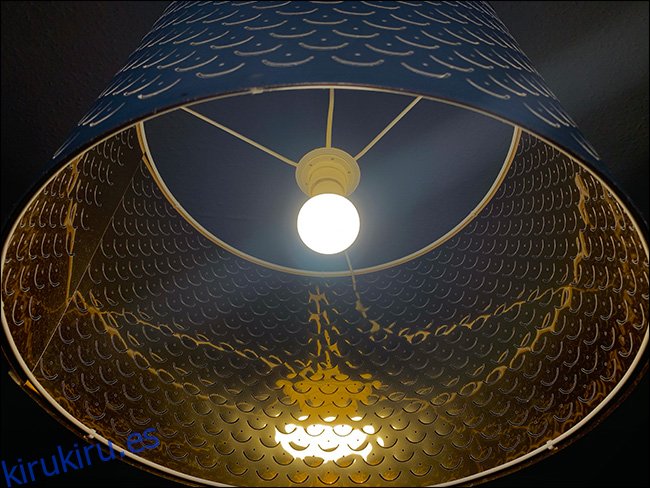 Una imagen subexpuesta de una lámpara.