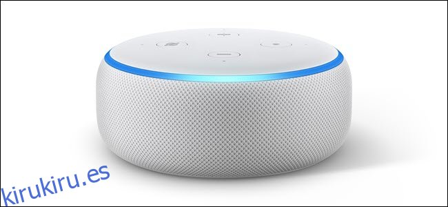 Amazon Echo dot 3 con el anillo LED azul claro encendido.