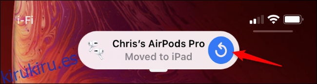 Una notificación de iPhone que dice que los AirPods se movieron a un iPad.