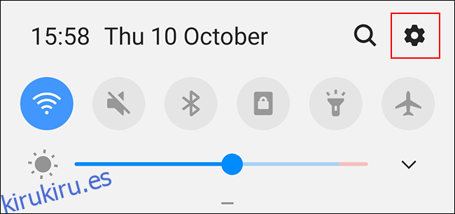 Desliza hacia abajo para acceder a la pantalla de notificaciones, luego toca el ícono de engranajes para acceder al menú de configuración de Android