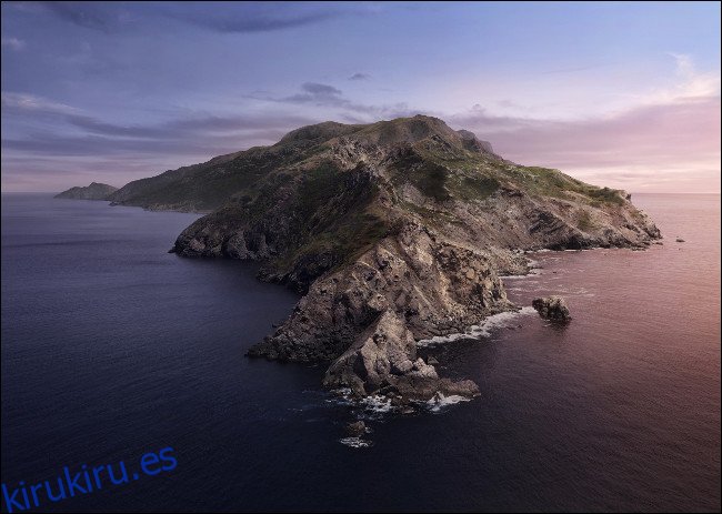 El fondo de pantalla básico de macOS Catalina de una isla rocosa rodeada por el mar.
