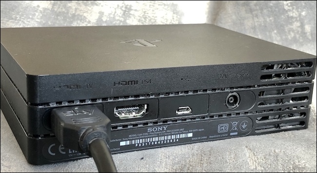 Cable HDMI insertado en el puerto HDMI TV de la unidad procesadora.