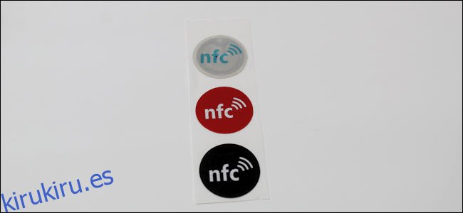 Tres etiquetas NFC en una tira de papel.