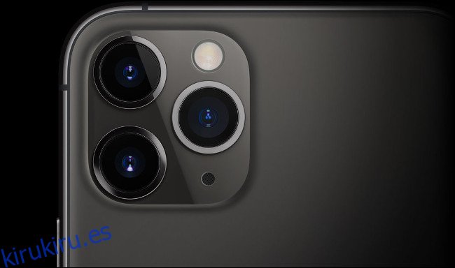 Las lentes triples en un iPhone 11.