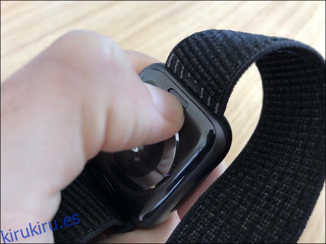 Quite la correa del Apple Watch con los botones de la parte posterior del reloj