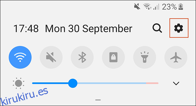 Desplácese hacia abajo en el tono de notificaciones y toque el ícono de ajustes para acceder a la configuración de Android