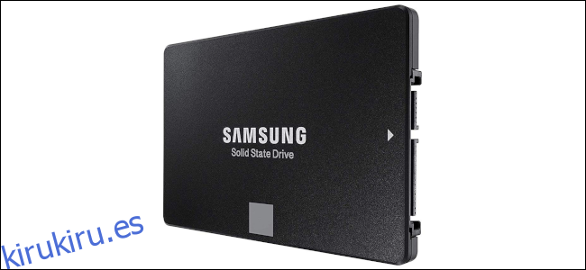 Un Samsung SSD negro de 2,5 pulgadas sobre un fondo blanco.
