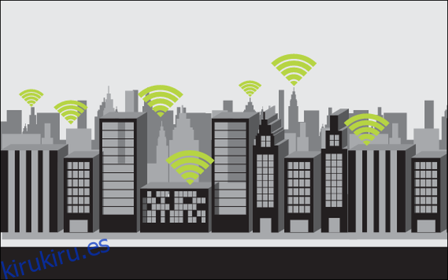 Iconos de Wi-Fi superpuestos sobre un paisaje urbano.