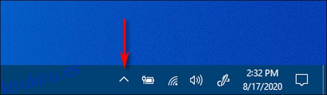 Haga clic en la flecha en forma de quilate en el área de notificación de la barra de tareas para ver los iconos ocultos en Windows 10.