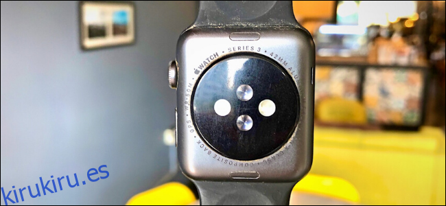 La parte posterior del Apple Watch Series 3 muestra detalles sobre el reloj.