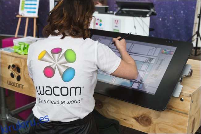 Un artista digital que trabaja en una gran tableta Wacom.