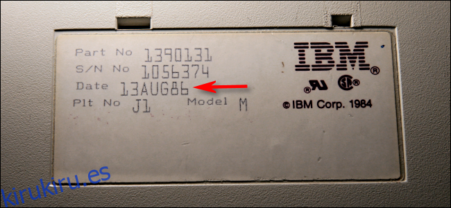 Una fecha de fabricación del 13 de agosto de 1986, en la parte inferior de un teclado IBM Modelo M.