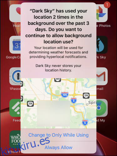 Una advertencia de uso de ubicación en segundo plano para Dark Sky en la pantalla de inicio de un iPhone.