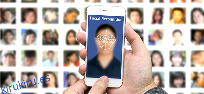 Un hombre que usa tecnología de reconocimiento facial para identificar a un sujeto de una base de datos.