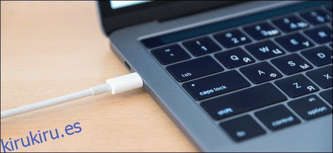 Cable USB tipo C Thunderbolt conectado a una MacBook.