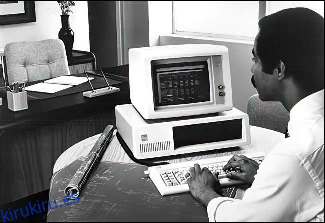 Un hombre que trabaja en una IBM PC 5150.