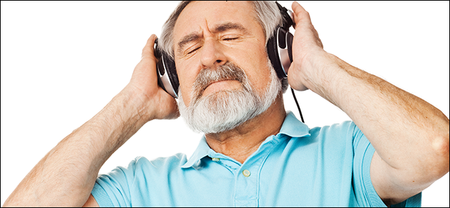 Un hombre disfrutando del dulce sonido de sus auriculares con cancelación de ruido.