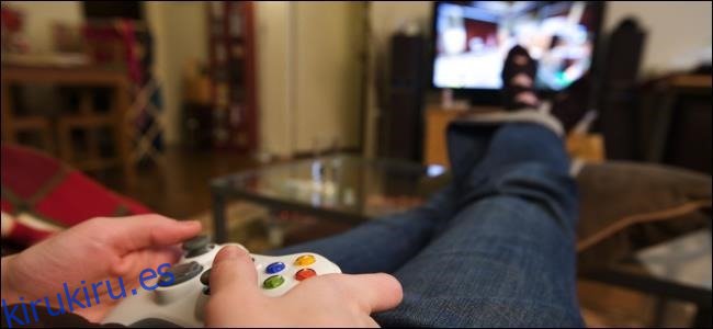 Una imagen de una persona con los pies en alto jugando a un videojuego.