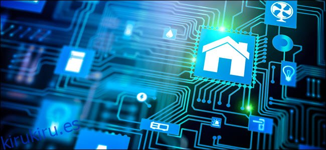 Icono de automatización de la casa Smarthome en la placa base, concepto de control remoto del hogar de tecnología futura