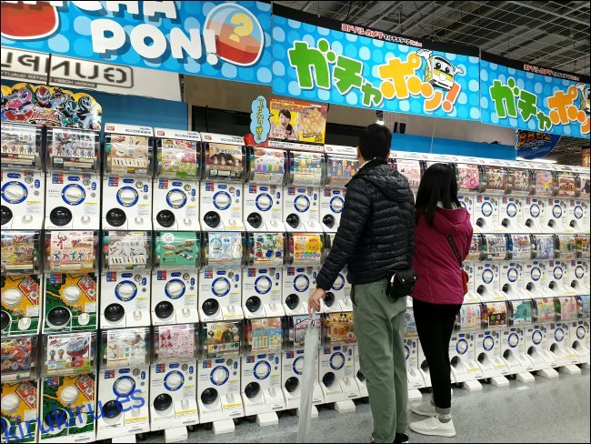 Máquinas Gachapon en una tienda de electrónica en Japón.