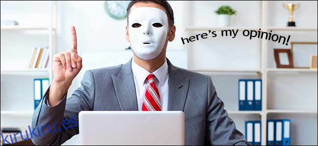 Un hombre con una máscara dando su opinión en línea.  Probablemente no sea abogado.