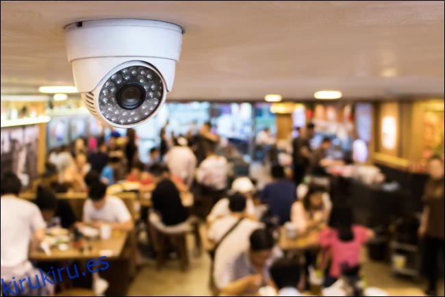 Una cámara de vigilancia de seguridad CCTV en el techo de un restaurante.