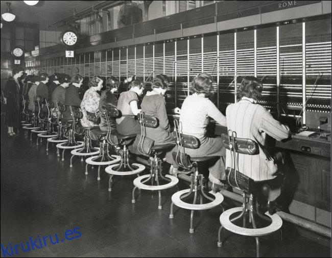 Operadores telefónicos que utilizan una centralita en la década de 1930.
