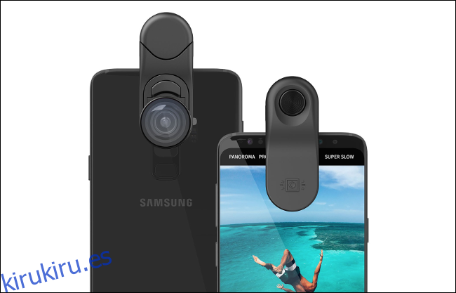 Dos lentes a presión Olloclip en teléfonos inteligentes Samsung.