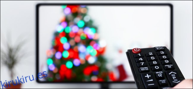 Transmisión de películas navideñas en un televisor