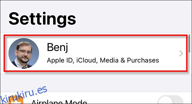 Toque el nombre de su ID de Apple en Configuración.