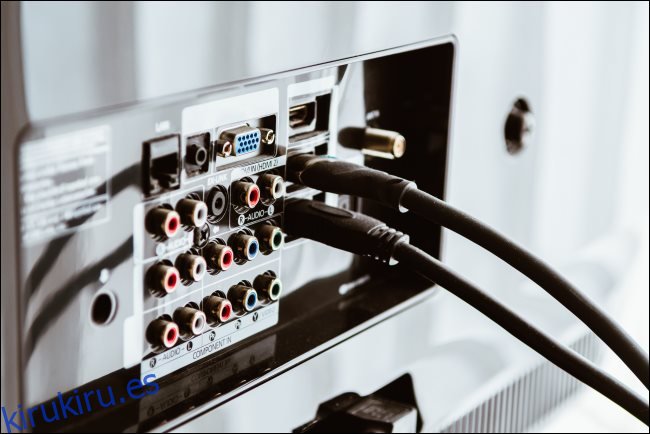 Cables HDMI conectados a la parte posterior de un televisor.