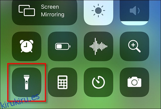 Toque el icono de la linterna en el Centro de control de iPhone para encenderlo.
