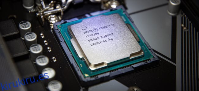 Una CPU en el zócalo de su placa base sin un enfriador montado en la parte superior.