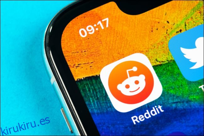 El logotipo de la aplicación Reddit en la pantalla de inicio de un iPhone.
